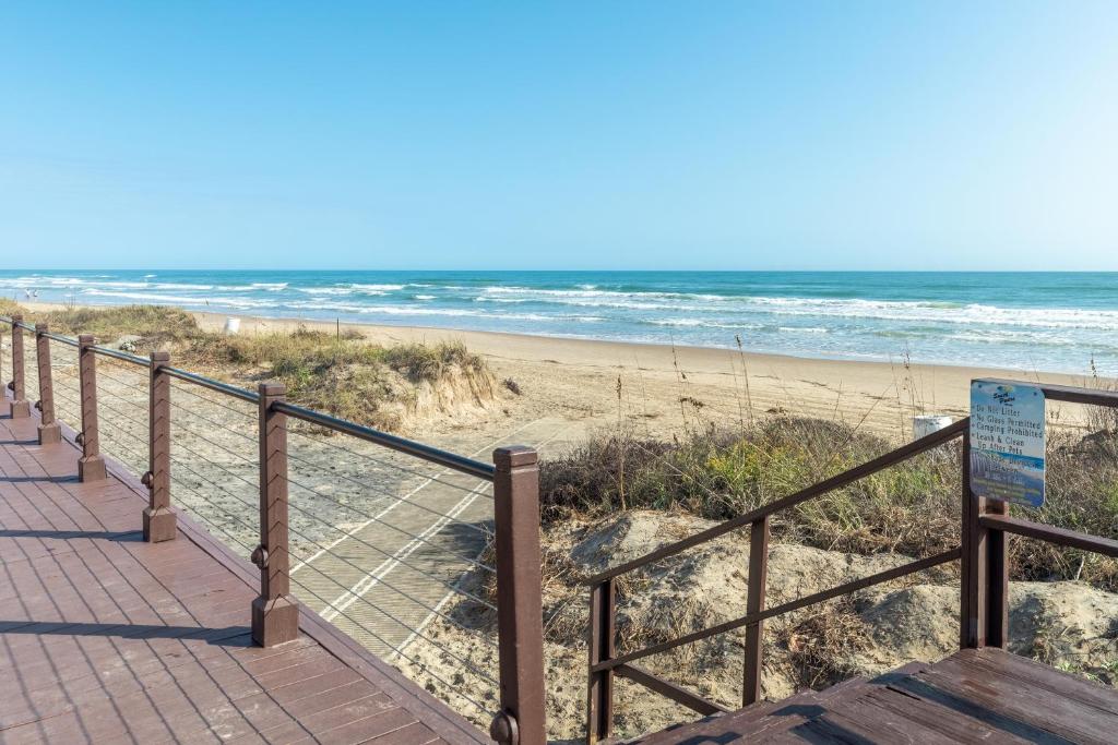 Breathtaking Bay View, Beachfront resort, family friendly, shared pools photo