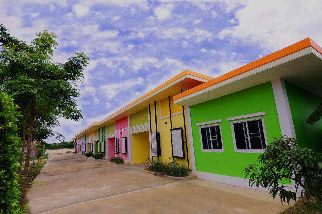 Exterior view, The Palm Resort Kampeang Saen. in Nakhon Pathom