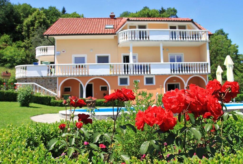 Apartmaji in sobe Kocjancic — Hotel in Podcetrtek