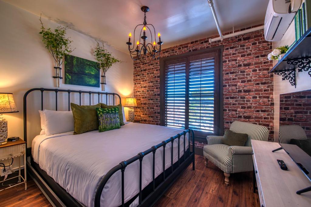 The Clinkscale, Jerome