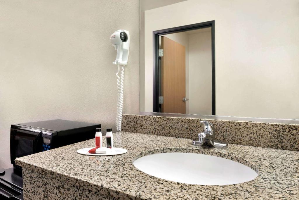 Travelodge by Wyndham Clinton Valley West Court photo