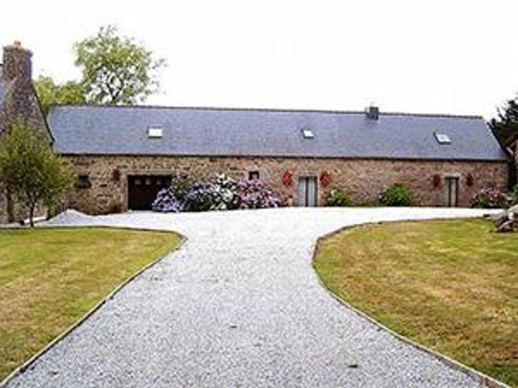 Maison de 2 chambres avec piscine partagee jardin amenage et wifi a Plounerin