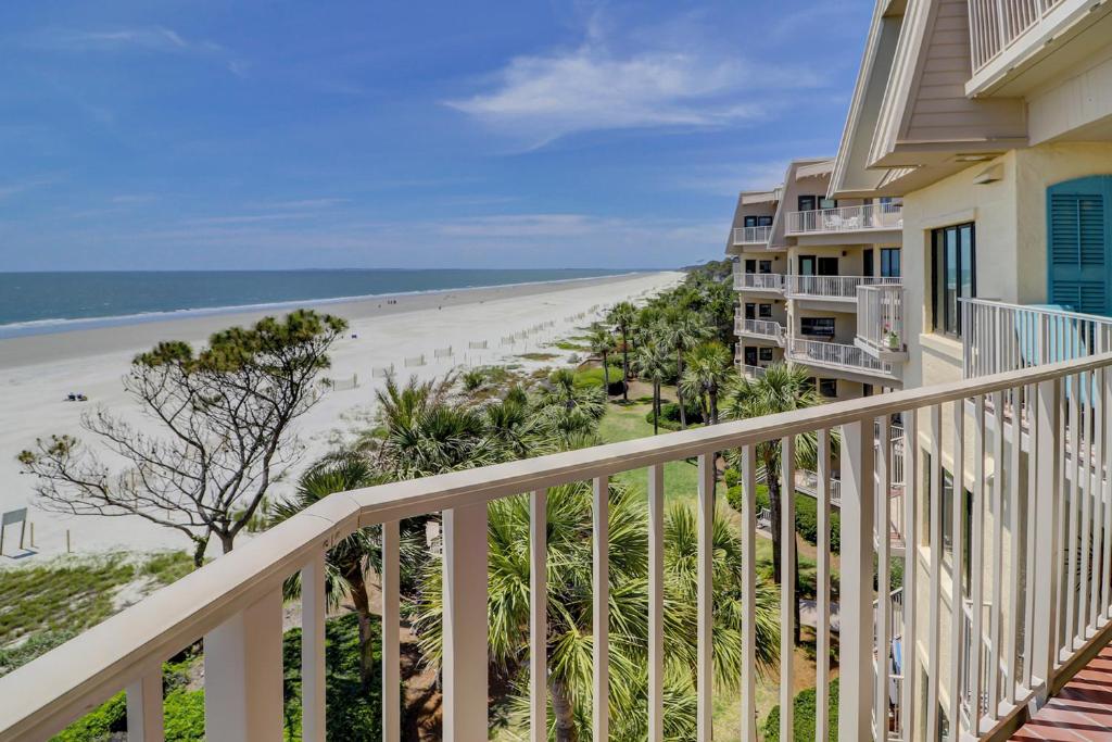 Gorgeous Views 4th Floor Direct Oceanfront Condo Updated with New furniture New floors, Hilton Head Island