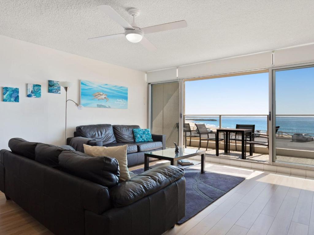 Oceanic 2 On Main Beach, Forster