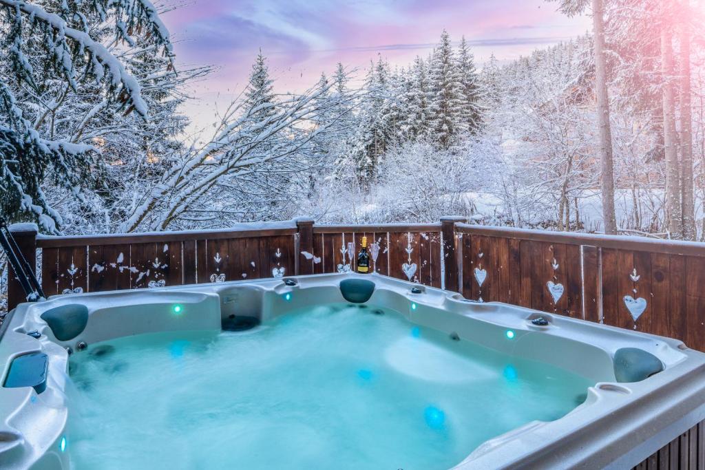 Chalet Côté Cœur, La Tania, with Outdoor Hot Tub and 7 Ensuite Rooms - 2