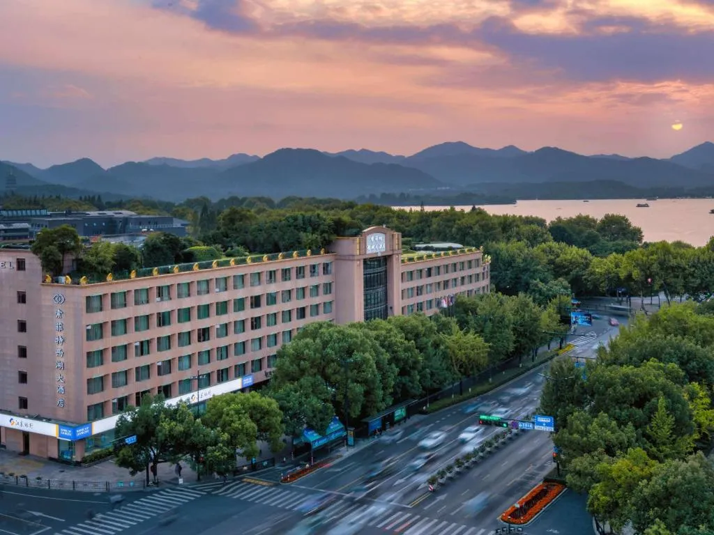 Sofitel Hangzhou Westlake - Few steps to West Lake, with panoramic lake view terrace, hotel in Hangzhou