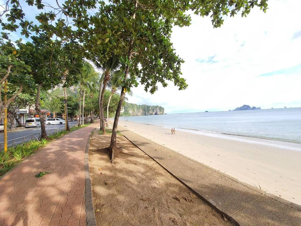 Beach, Sea World Guesthouse in Krabi