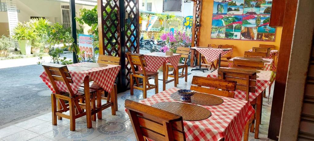 Business center, Sea World Guesthouse in Krabi