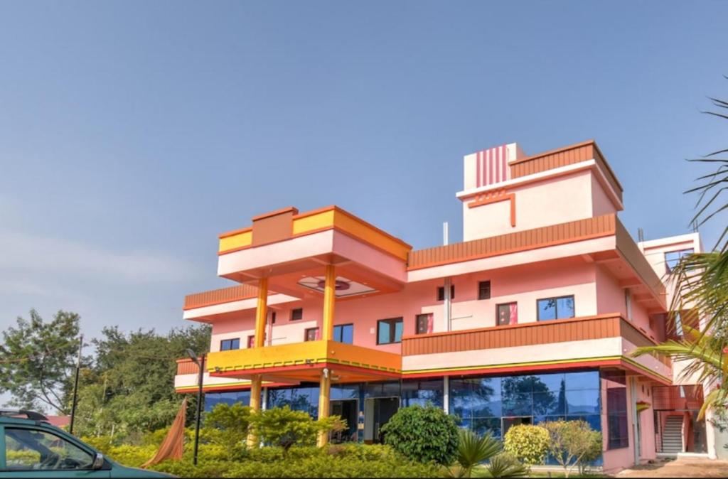 Hotel Nisarg Lodging And Restaurant — Hotel in Nandrabad