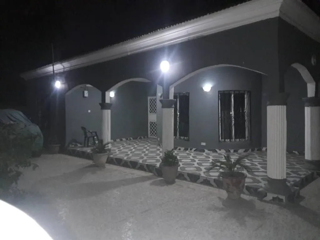 Remarkable 4-Bed with air conditioning in Brikama，位于Brikama的酒店