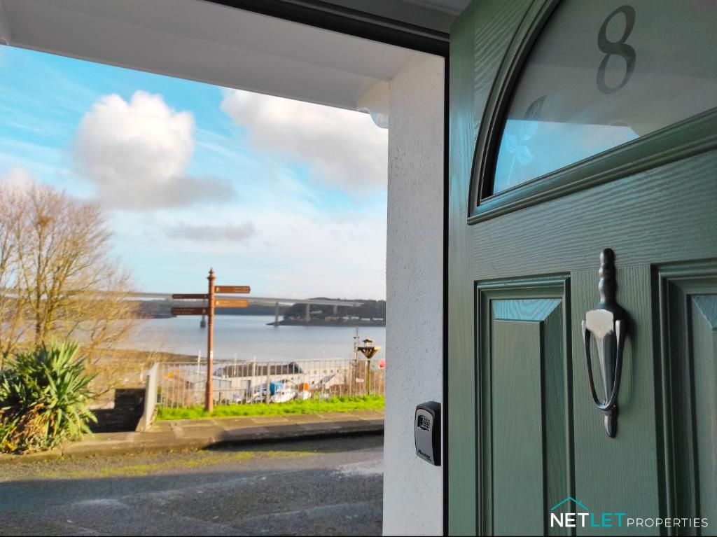 Station Cottage - Gorgeous property with breathtaking views of Neyland Waterway, Neyland