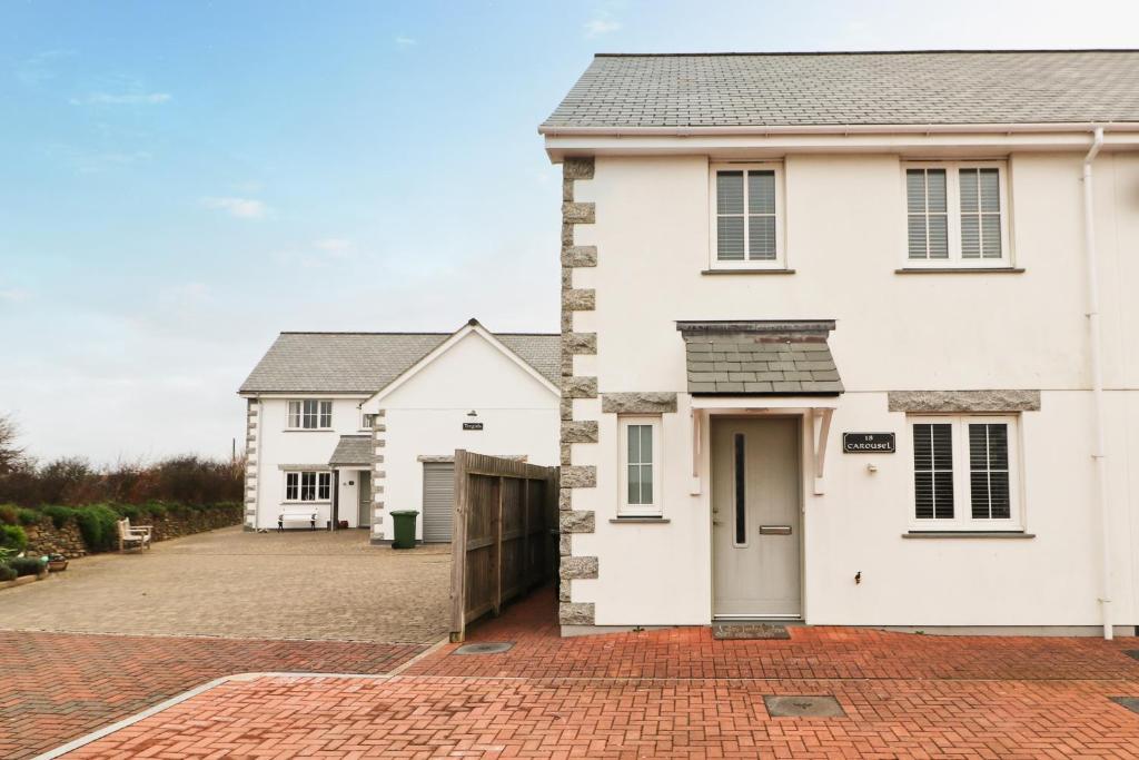 NEAR BEACHES, contemporary home in village centre, St Merryn