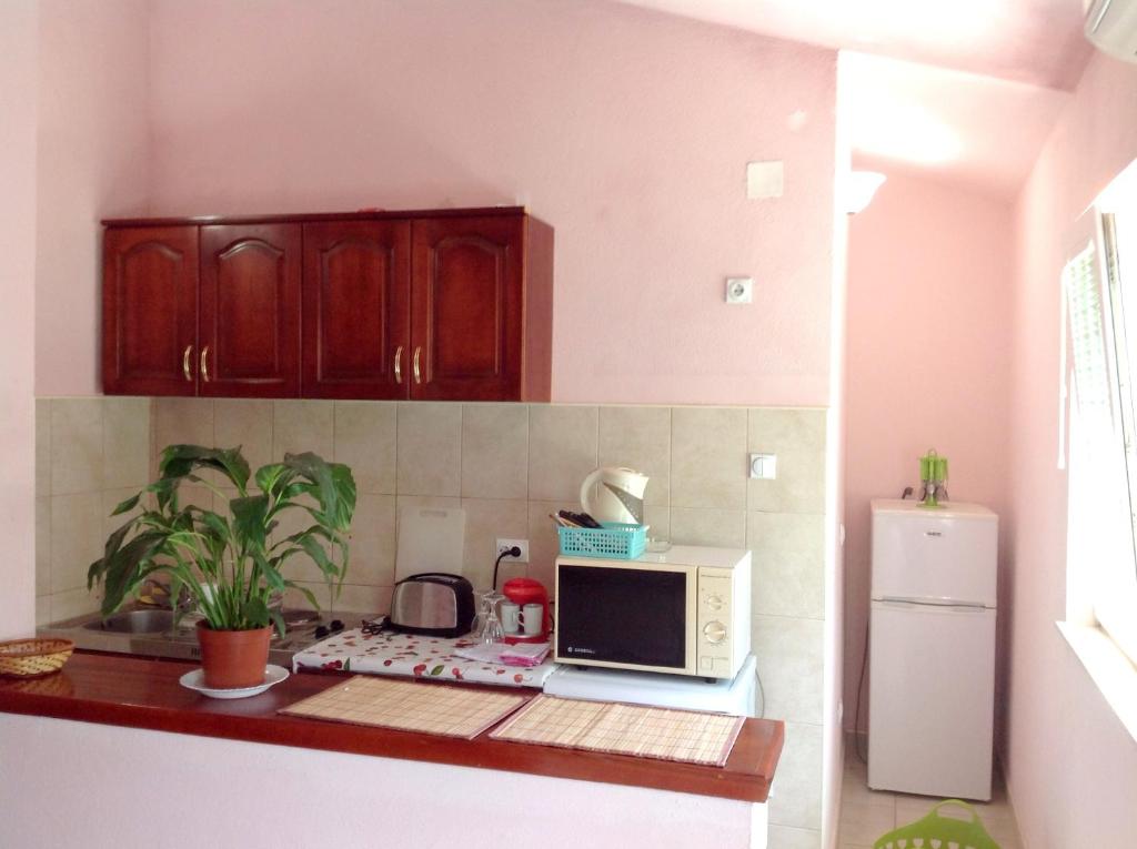 Cozy apartment in Radovići 75 m² with mountain view - 2