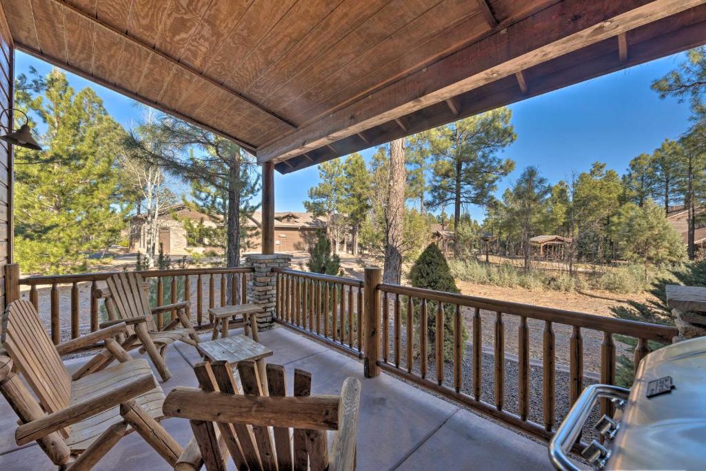 Spacious and Lovely Getaway with Deck in Show Low!, Show Low