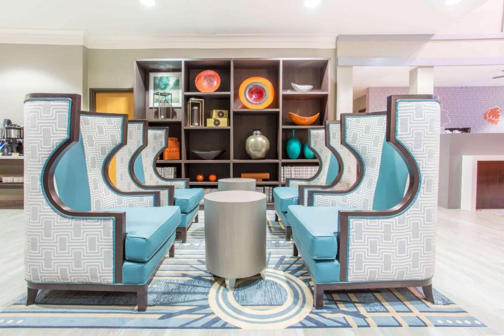 Hawthorn Suites Lobby