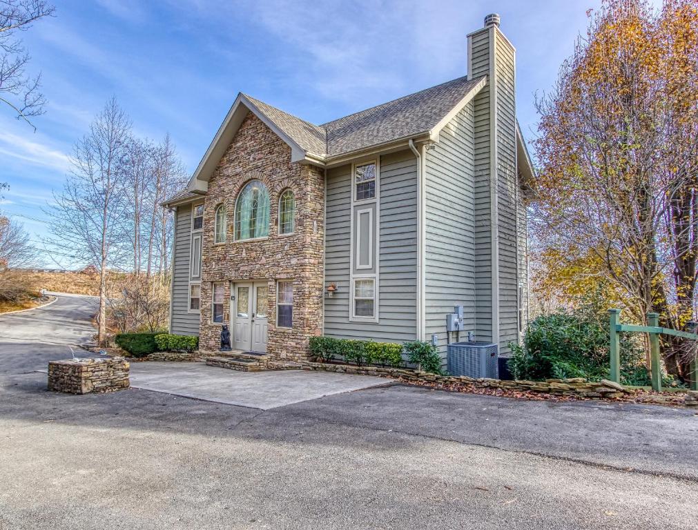 3 Decks, Mtn Views! Tree Tops by HoneyBearCabins - Luxury Rain Showers, 3 King suites, XL HotTub, Fireplace, Bear Sightings, Gatlinburg