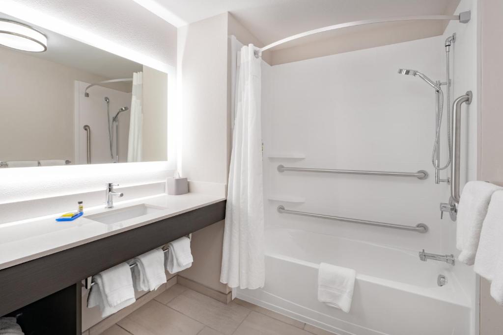 Holiday Inn Express & Suites Trinidad photo