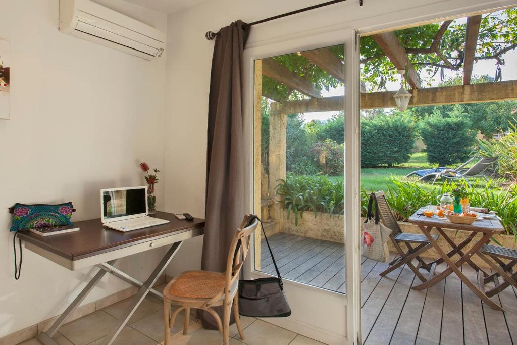 minivilla lilas indépendante à Calvi avec jardin et piscine jardin et bbq - 2