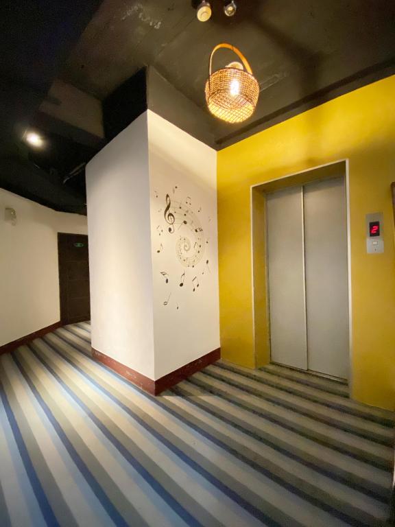 Sharon Inn フロント・ロビー