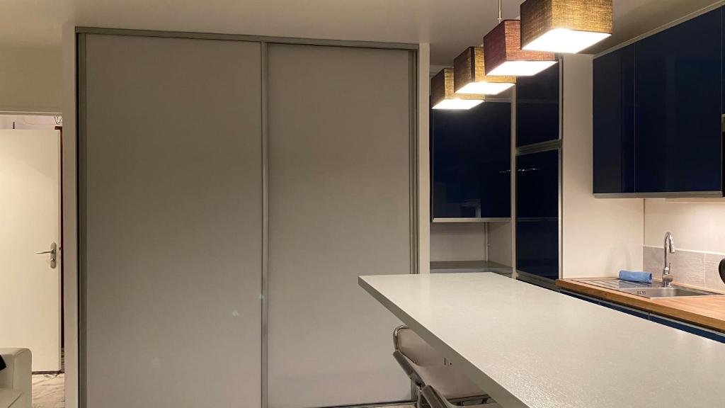 Azur, studio classé, climatisé, wifi, ascenseur, à 75 m de la plage - 5