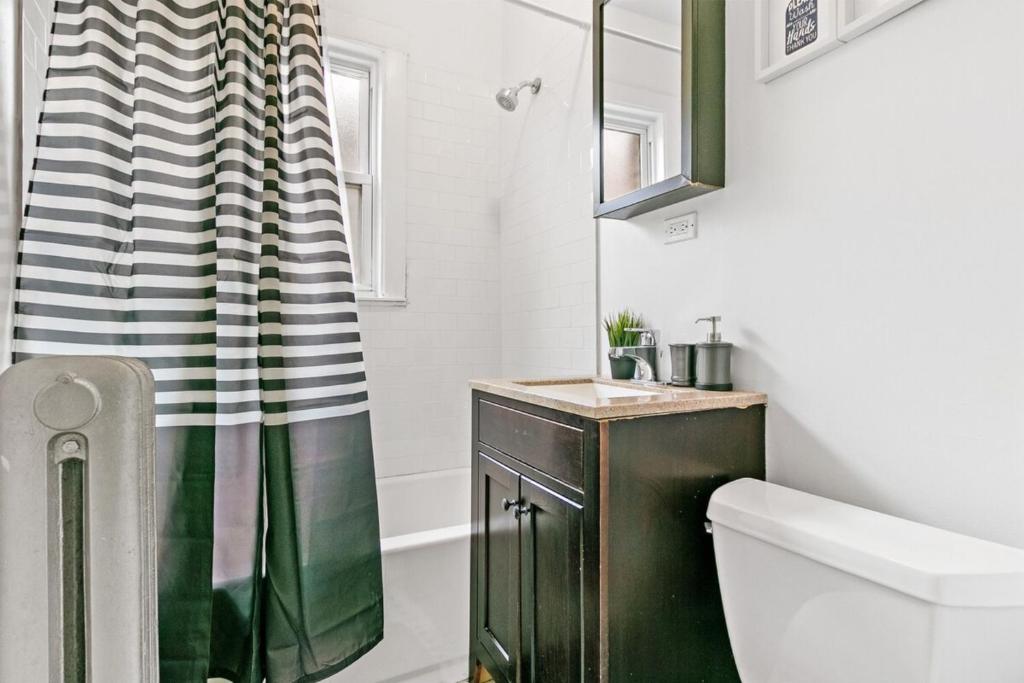 3BR Apartment close to Beach, Park, Loyola - Lunt 2N photo