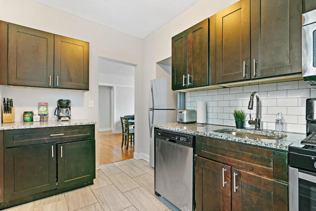 3BR Apartment close to Beach, Park, Loyola - Lunt 2N photo