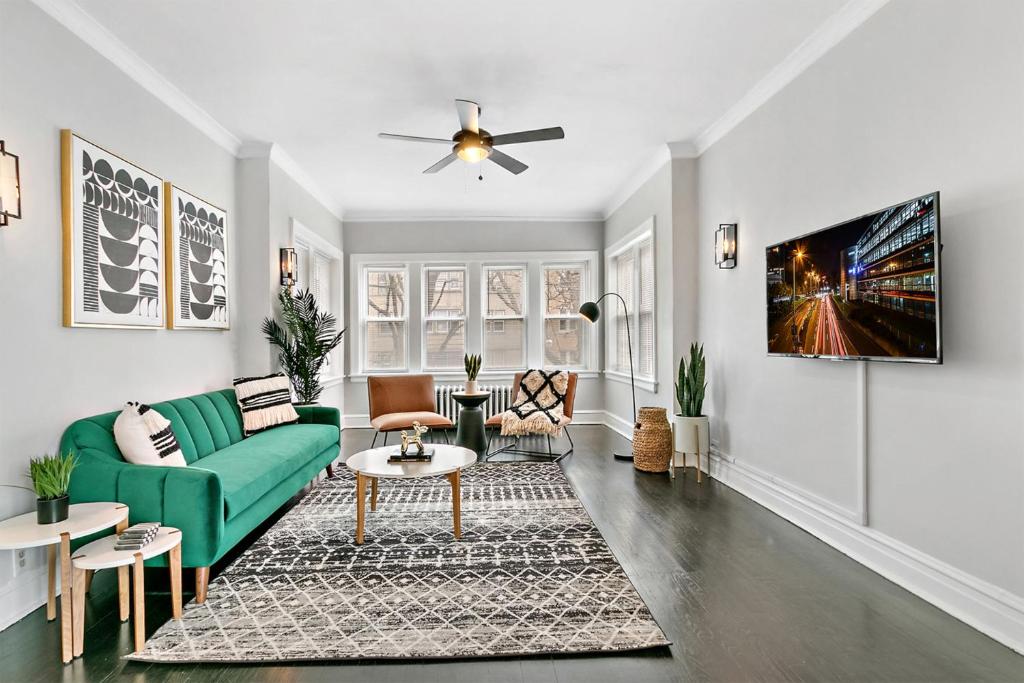 Spacious &amp; Stylish 2BR Apartment with Wi-Fi - Francisco 2&amp;3 — Hotel in Chicago (IL)