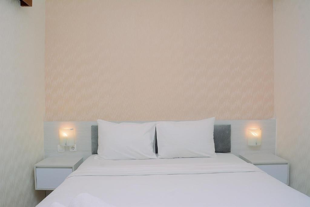 Comfy with Modern Style 1BR Grand Kamala Lagoon Apartment By Travelio, Pekayon Satu