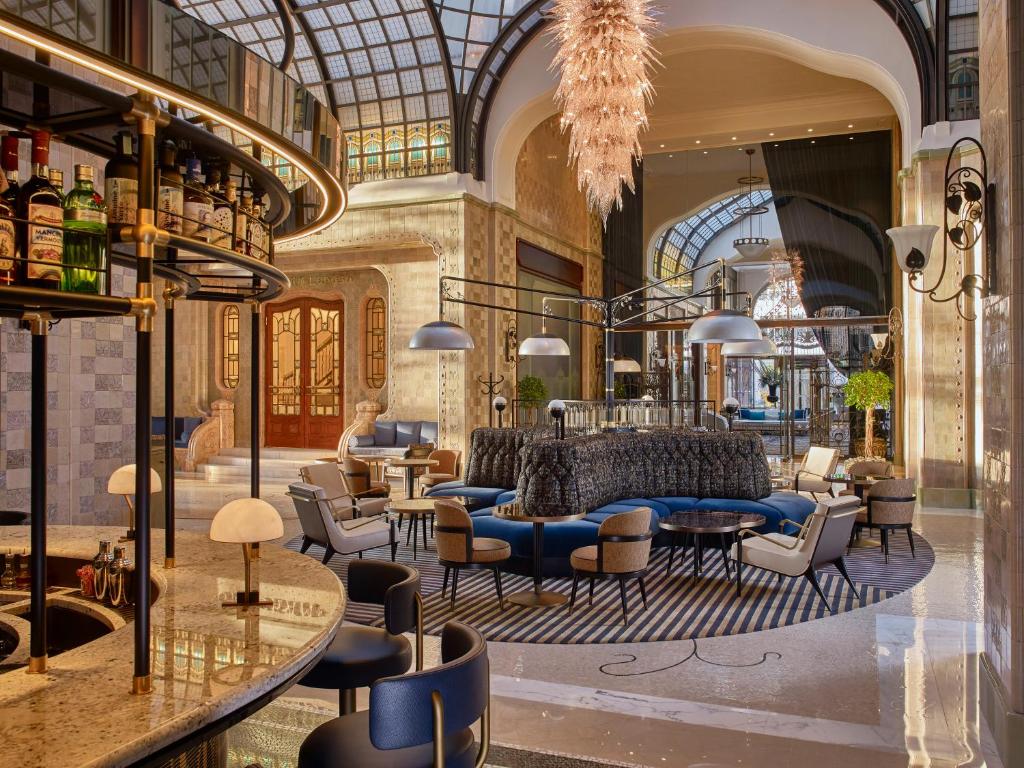 Four seasons hotel gresham palace budapest lobby luxury