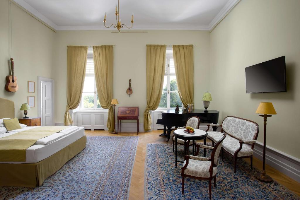 Suite with Garden View, Karolyi Kastely Hotel & Restaurant in Fehervarcsurgo