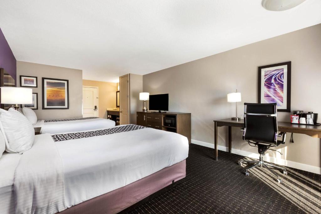 La Quinta Inn & Suites Pomona Photo 33