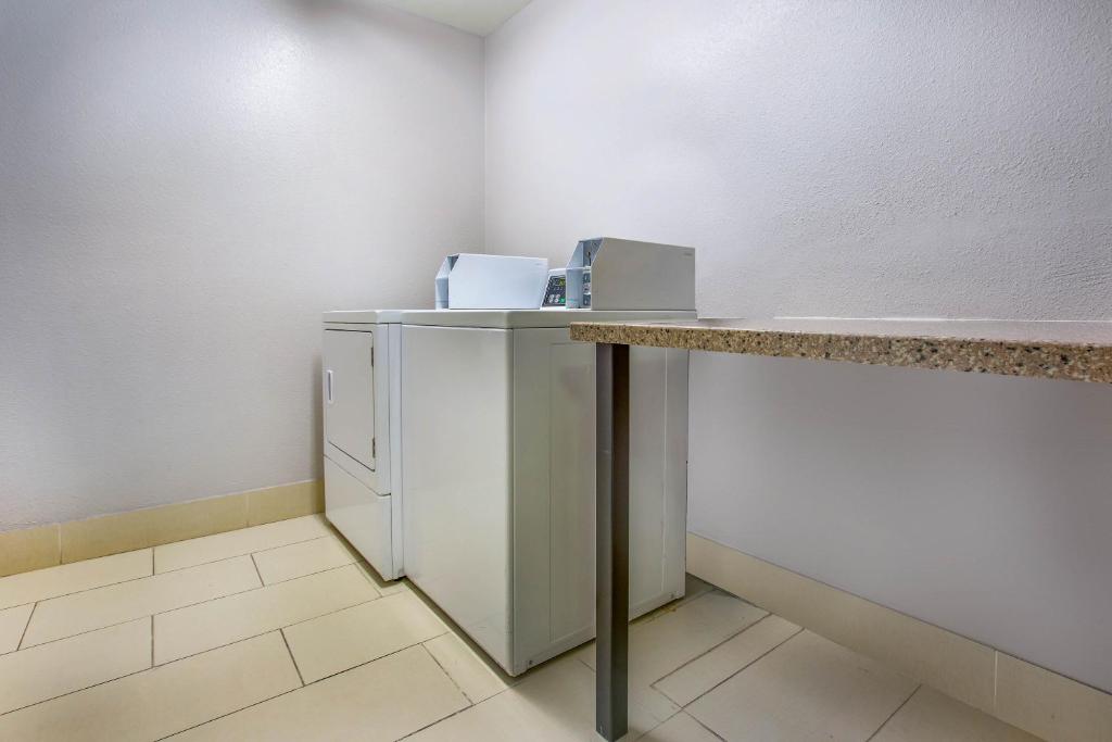 La Quinta Inn & Suites Pomona Photo 36