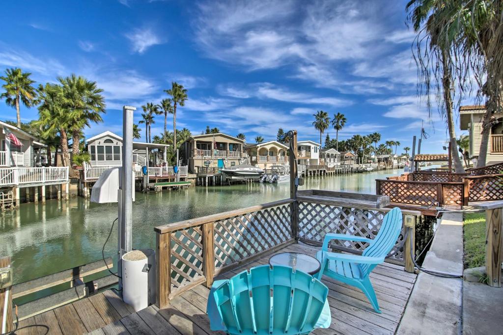 Cozy Waterfront Port Isabel Cottage with Deck! — Hotel in Port Isabel (TX)