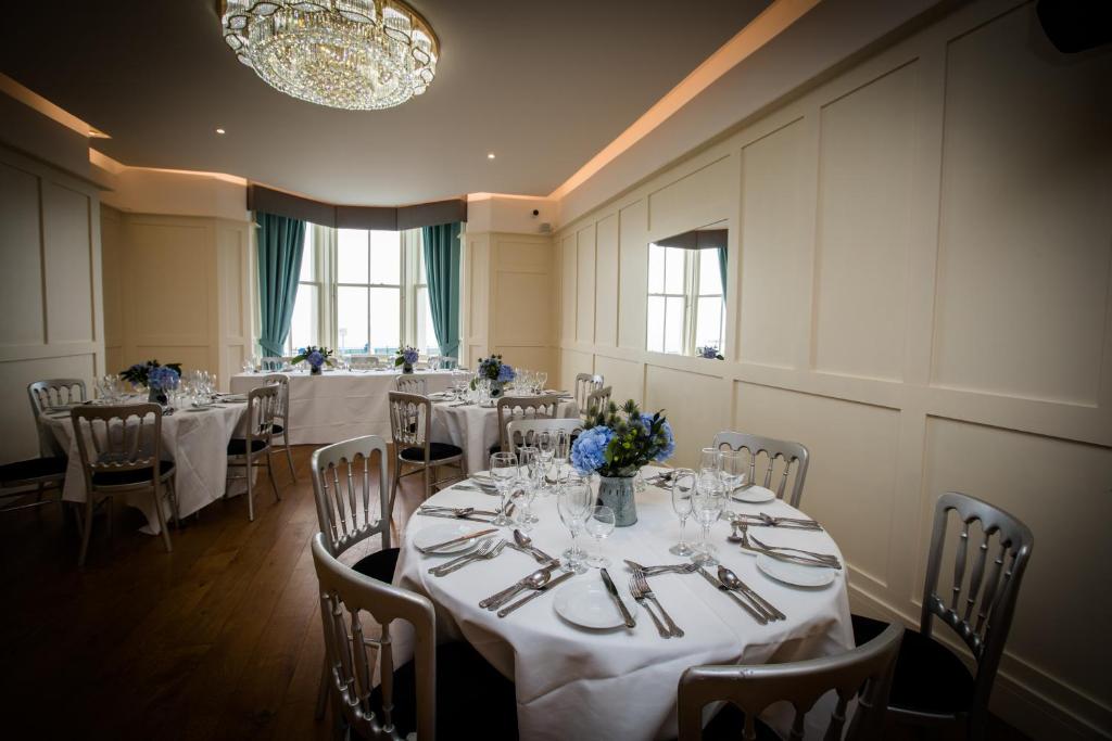 Banquet hall, Delmont Hotel & View Restaurant in Scarborough