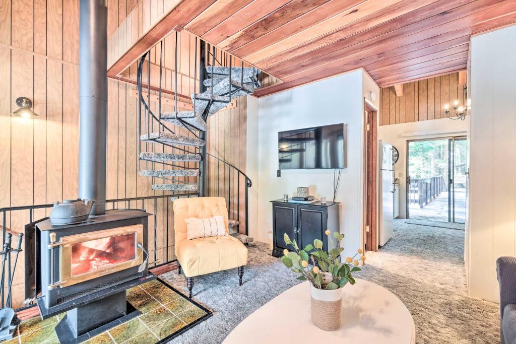 Pinecrest Retreat with Fireplace!, Pinecrest