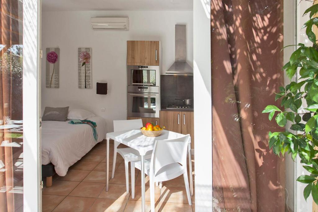 Amarylis à Calvi location 2 pers avec clim jardin piscine et barbecue - 5