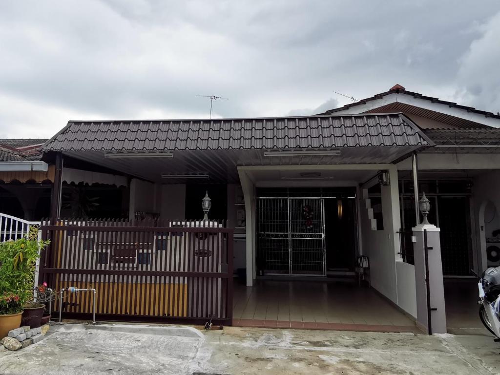 Single Terrace House near to Sunway Carnival Mall, Seberang Jaya — Hotel in Penang