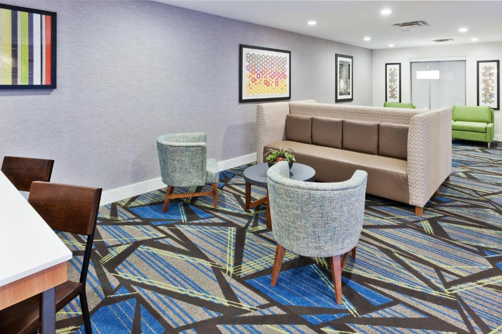 Holiday Inn Express Hotel & Suites Rome-East photo