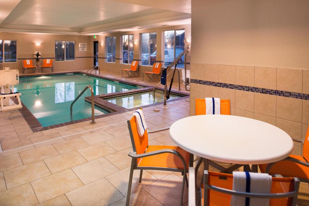Holiday Inn Express & Suites Pittsburg photo