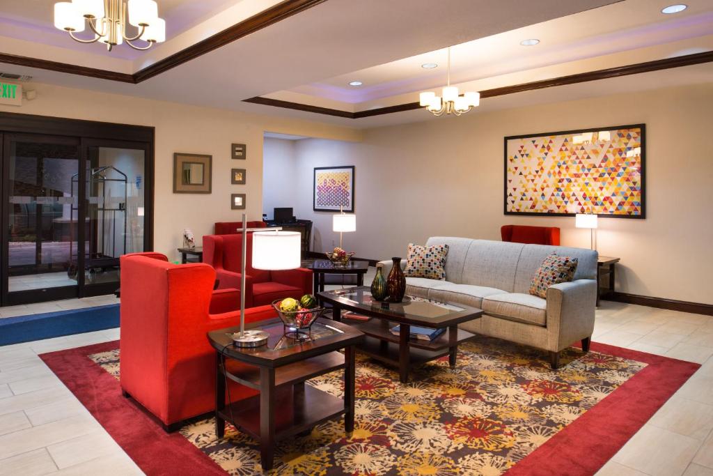 Holiday Inn Express & Suites Pittsburg photo