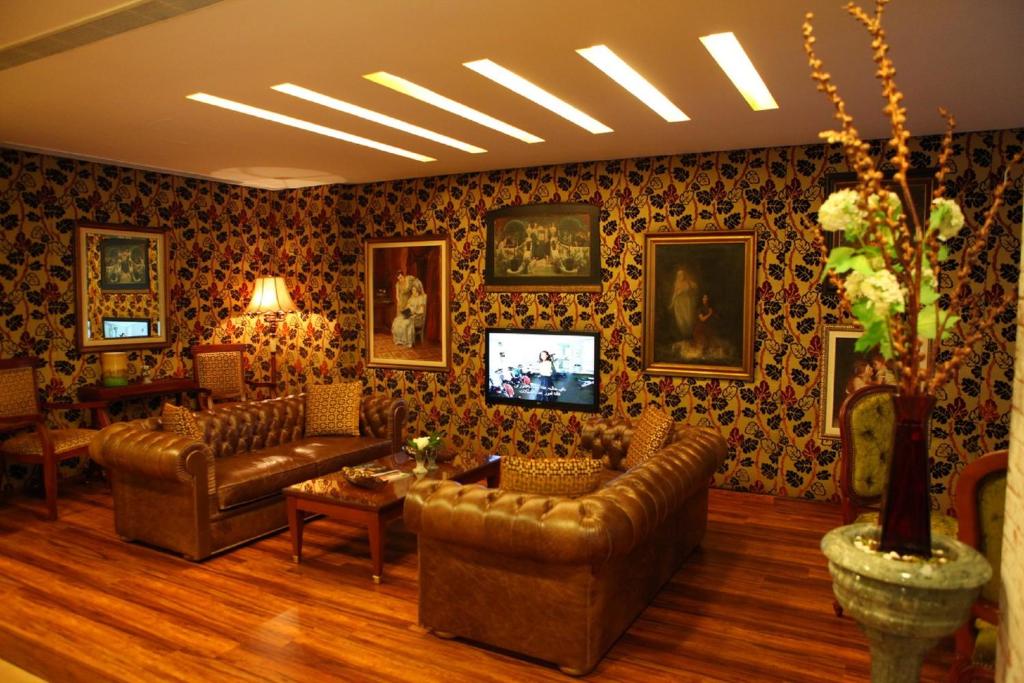 Midtown Hotel & Suites photo