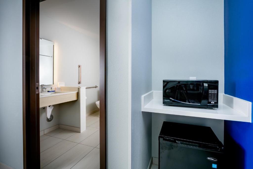 Holiday Inn Express & Suites Bend South photo