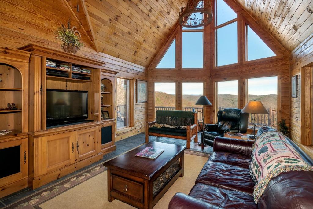 Pet-Friendly Mountain Bear Rest Cabin with Ping Pong Table