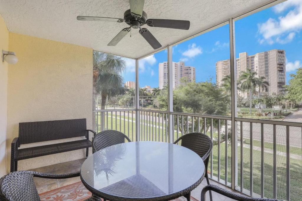 Alluring condo with pool, tennis and steps to beach, Marco Island