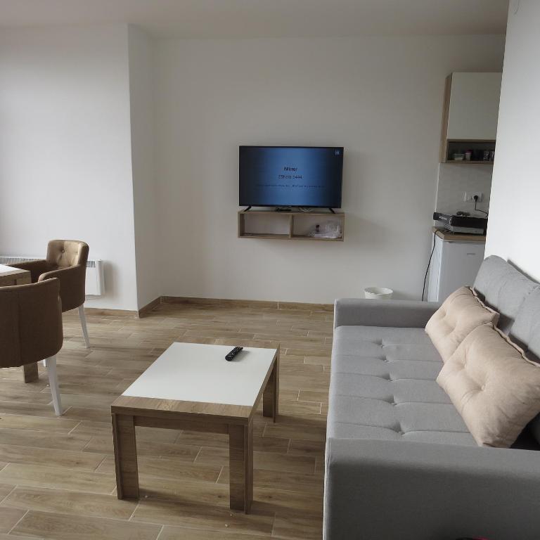 Dvori E11 Hilltop - 3