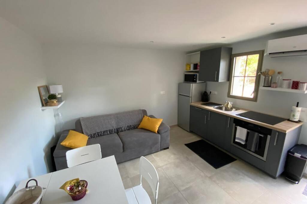 Appartement à cavalaire dans un domaine privé au rez-de-jardin - 1