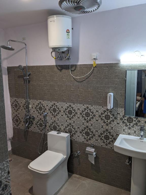 Private Rooms with International Airport View photo