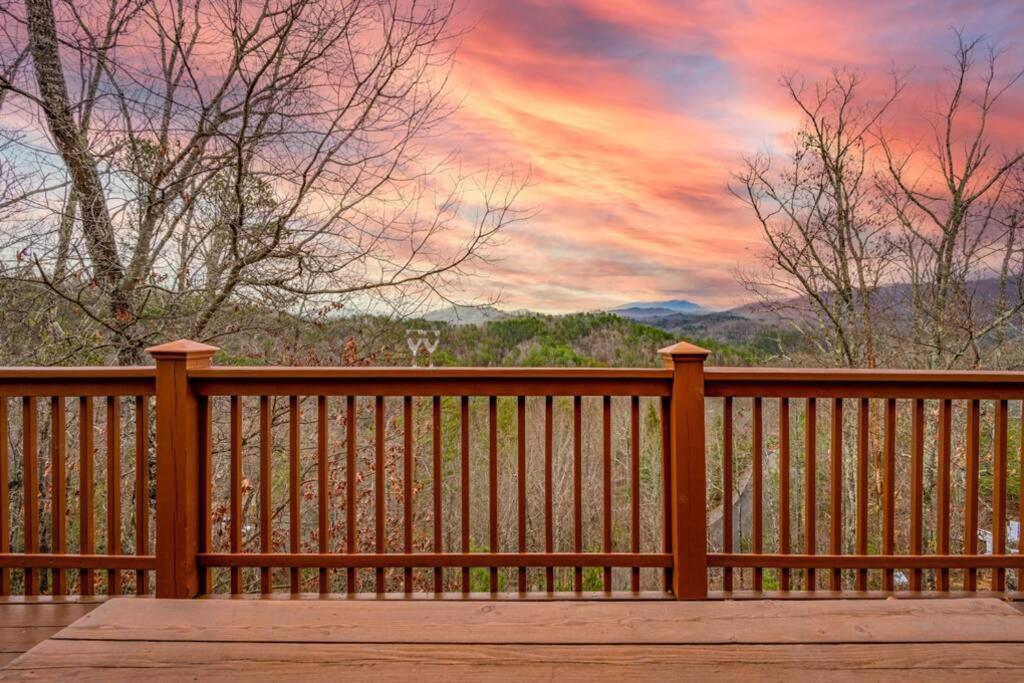 OVER THE MOUNTAIN - Smoky Mountain View Cabin, Sevierville