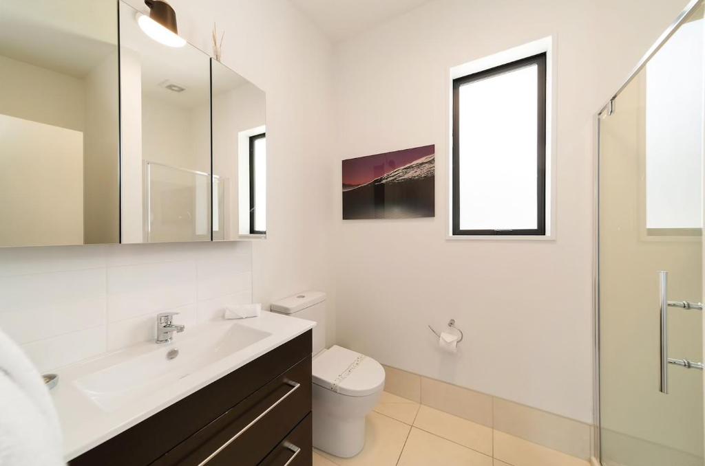 'LakeLife' Lake Front Apartment photo