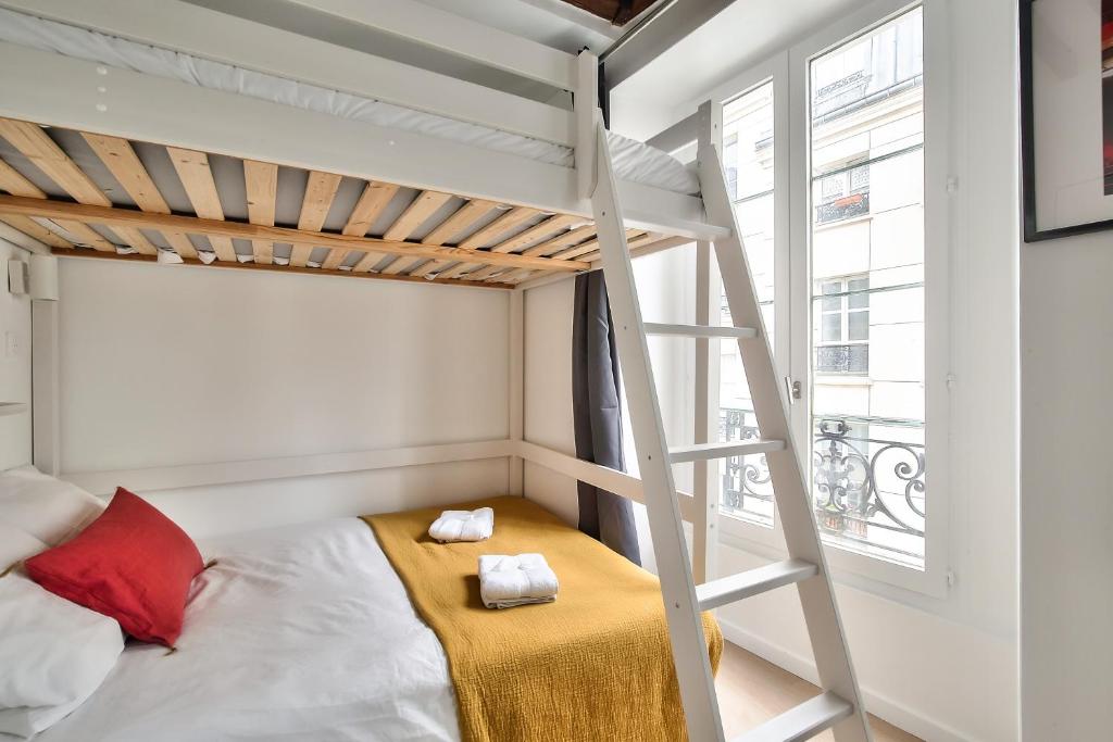 Lovely Mezzanine Studio in the Heart of Paris 3M - 5